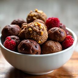 Pelbagai snek penguat tenaga seperti bebola protein dan bar superfood